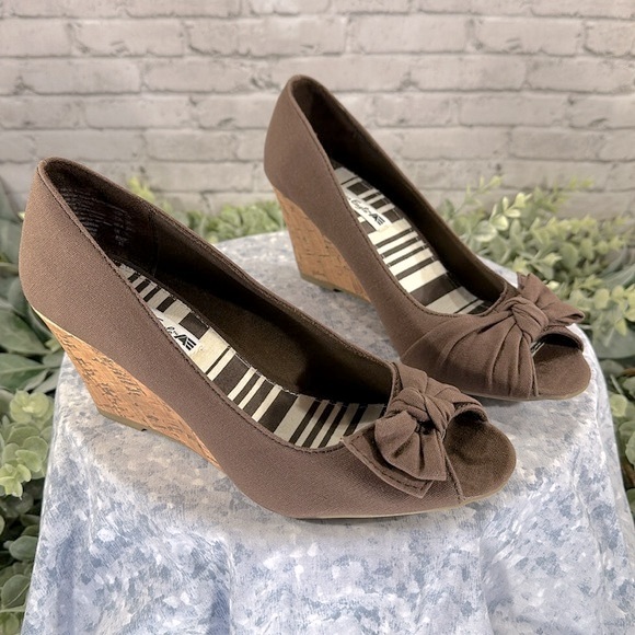 American Eagle by Payless Brown Open Toe Pleated Bow Cork Wedges WMS 7.5M✨NWOT✨ - Picture 9 of 9